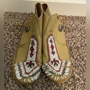 Vintage Minnetonka Beaded Leather Moccasins 6-6.5